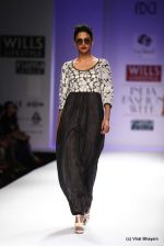 Model walk the ramp for Raj Shroff Show at Wills Lifestyle India Fashion Week 2012 day 5 on 10th Oct 2012 (169).JPG